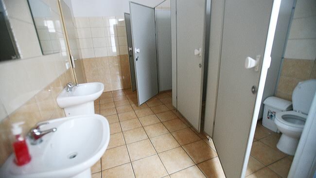 "Opadły mi ręce, nogi, zaniemówiłem". Starostwo chce 500 zł za korzystanie przez dzieci z toalet