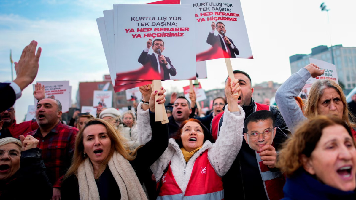 Turcja: Erdogan próbuje rozprawiać się ze swoimi przeciwnikami - od prezydentów miast aż po astrologa