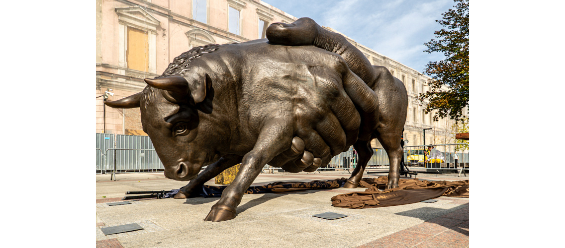 Na 160-lecie miasta w Katowicach stanęła rzeźba byka autorstwa Olbińskiego