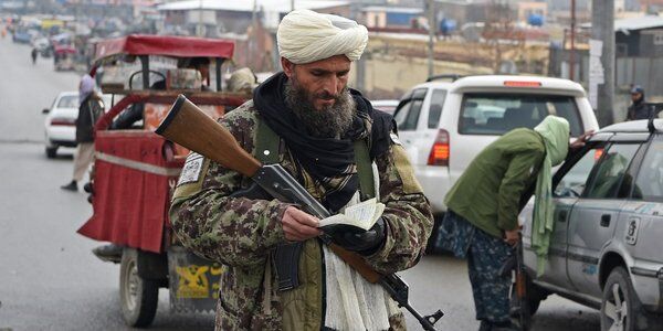 Talibowie: Afgańskie kobiety nie mogą podróżować, chyba że pod opieką męskiego krewnego