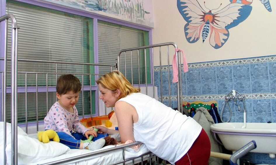 Wiceminister: Rozważamy wprowadzenie odwiedzin w szpitalach tylko dla osób w pełni zaszczepionych