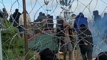 Kryzys migracyjny. Na granicy powstaje duży obóz. MSWiA: służby białoruskie dowożą materiały
