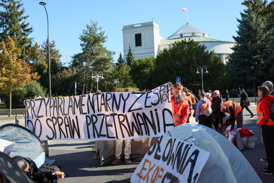 Ostatnie Pokolenie protestuje przed Sejmem, rozbito namioty. Żądają zmian w transporcie publicznym