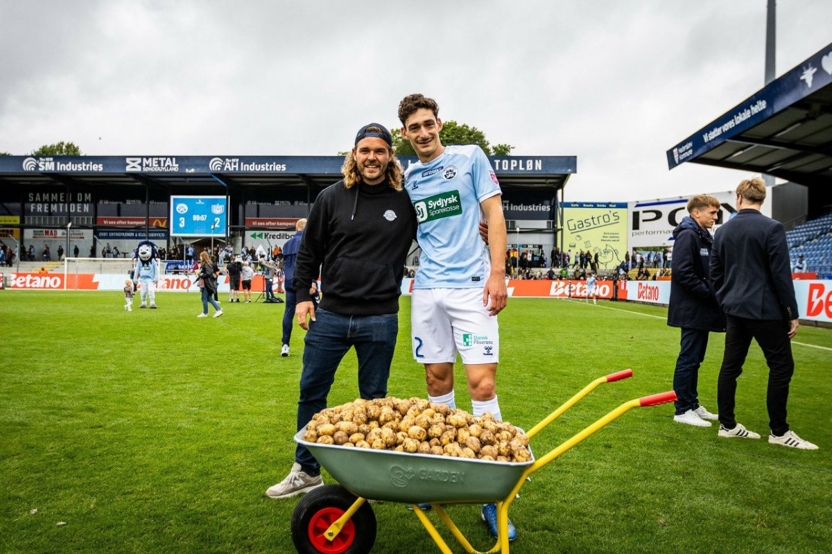 Maxim Soulas został piłkarzem meczu w Danii i w nagrodę dostał 55 kg ziemniaków na taczce