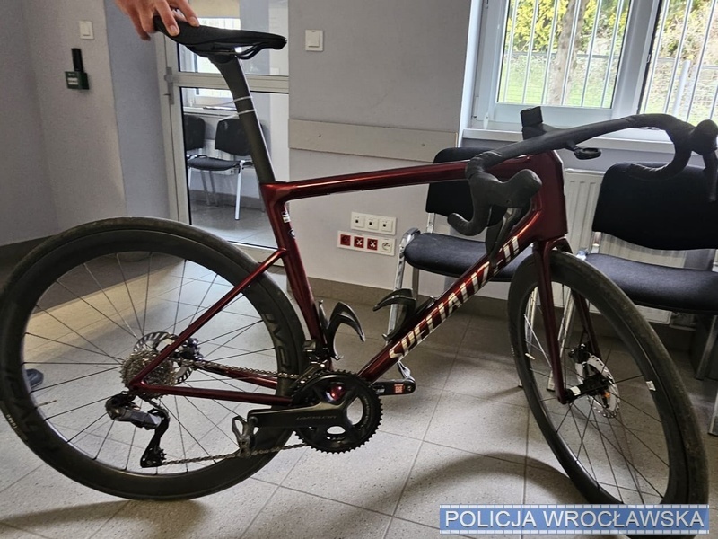 Pościg podczas wyścigu, złodziej na rowerze wyprzedził peleton.