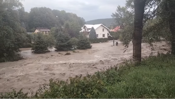 Zalane drogi i zniszczone mosty w Nowym Sączu. "Woda porwała samochód z kierowcą"