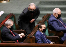 Sondaż CBOS: 43 proc. Polaków niezadowolonch z pracy premiera
