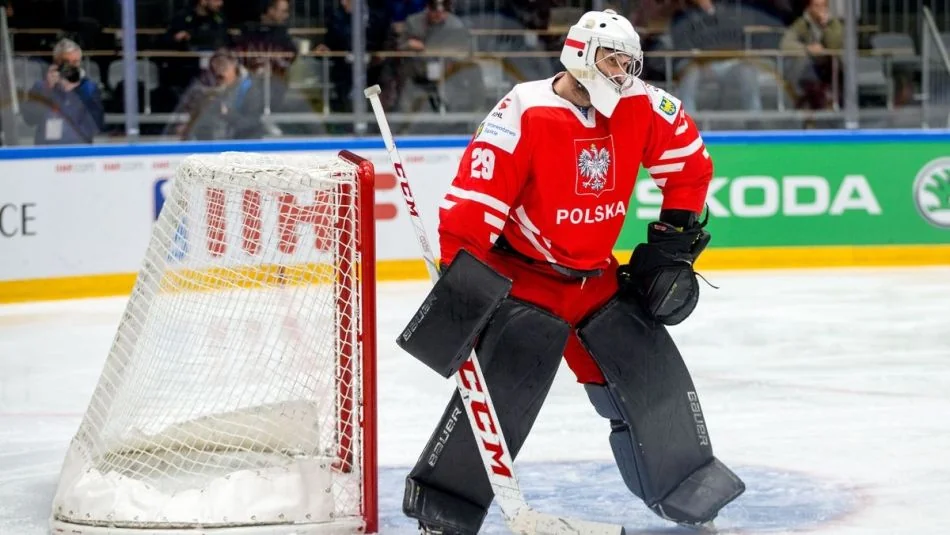 Hokej: bramkarz reprezentacji Polski zostawiony na lodzie