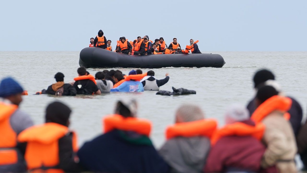 UE chce usprawnić odsyłanie migrantów przebywających bez prawa pobytu. PE poparł nowe zasady, w tym możliwość centr powrotowych poza UE