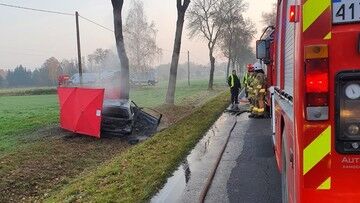 Mazowsze. Kierowca spłonął w samochodzie. Zderzył się z drzewem