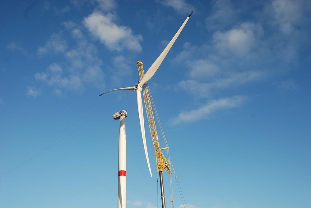 Gmina w Wielkopolsce zdemontowała wiatraki. Ich podstawy okazały się być słupami do lamp