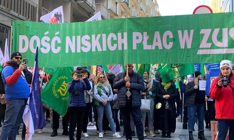 "Głód dotyka urzędnika". Budżetówka pikietowała przed MRiPS