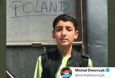 13-letni Fawad podczas ewakuacji z Afganistanu zagubił rodzinę. Apel szefa KPRM