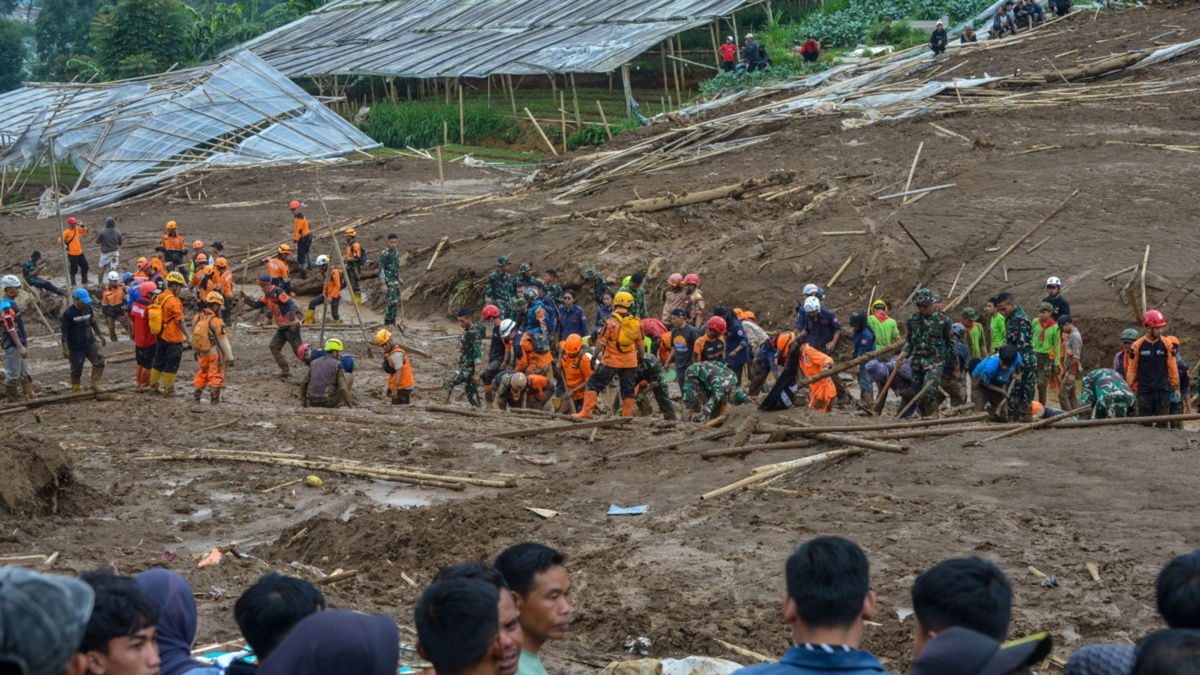 Tragiczne skutki osuwiska ziemii w Indonezji. 17 osób nie żyje, 70 wciąż jest poszukiwanych