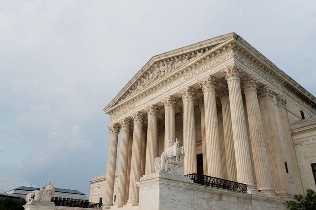 Sąd najwyższy USA zezwala czasowo Trumpowi na zwolnienie najwyższych urzędników.