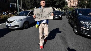 Włochy. Przepustki sanitarne we wszystkich miejscach pracy. Media ostrzegają przed chaosem