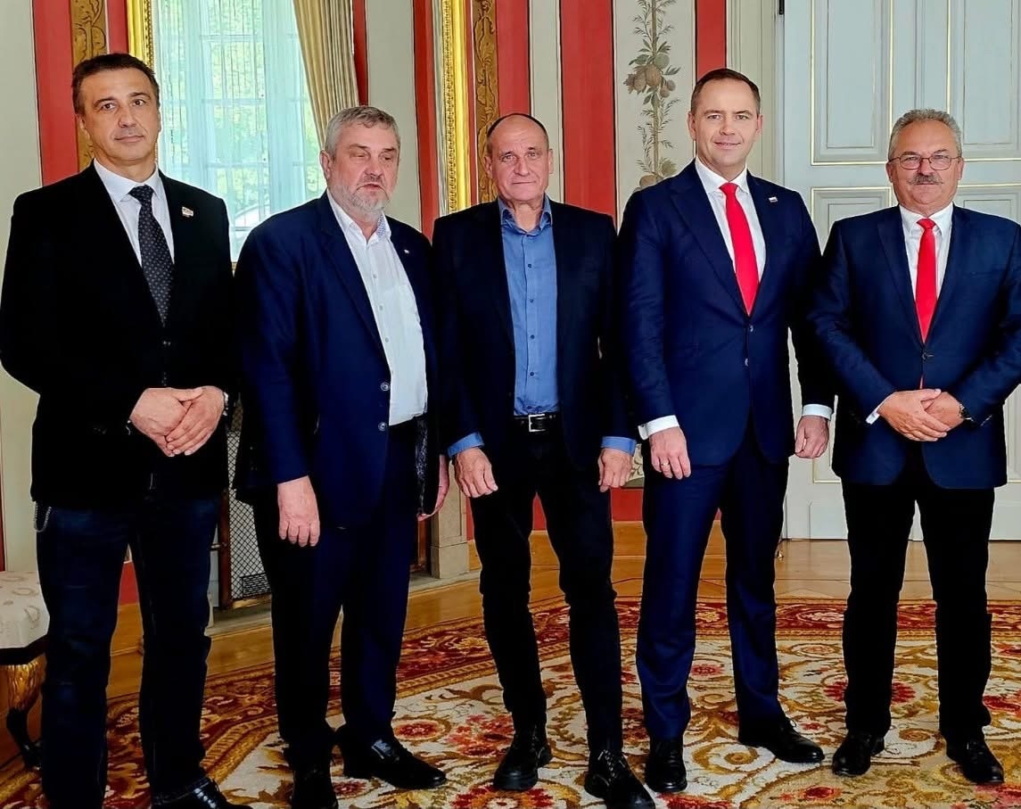 b65009c2-b002-413b-834c-174c27cae641