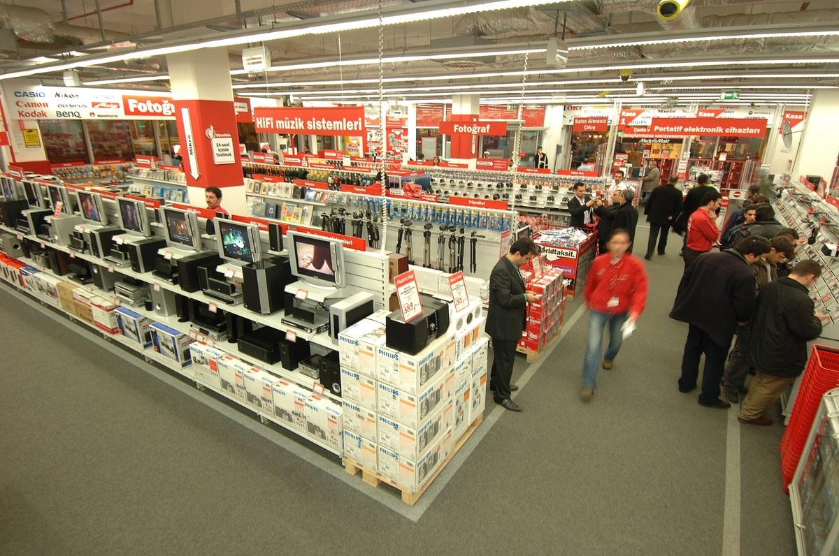 Znana sieć elektromarketów znika z Europy. Chiński potentat zainteresowany przejęciem