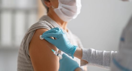 Wolne na szczepienie przeciw COVID-19 wciąż dobrowolne