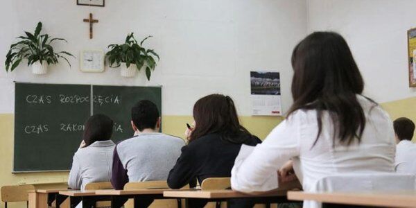 Warszawa: Na religię i etykę nie uczęszcza niemal 70 proc. starszych uczniów