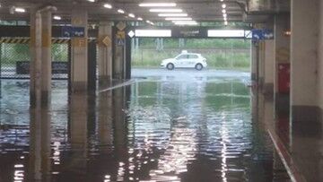 Burze i ulewy nad Polską. Podtopione ulice, połamane drzewa