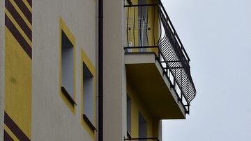 Białystok. Wyrzucił psa z ósmego piętra. Sąd łagodzi wyrok