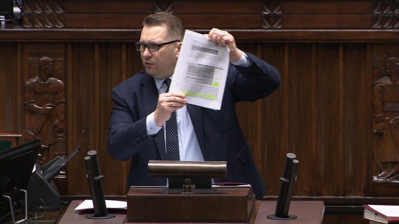227 głosów przeciw odwołaniu Czarnka, 207 za
