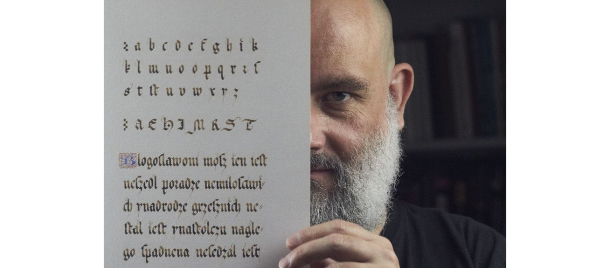 Z głową w średniowieczu. Jak w XXI wieku pracuje średniowieczny kaligraf i iluminator