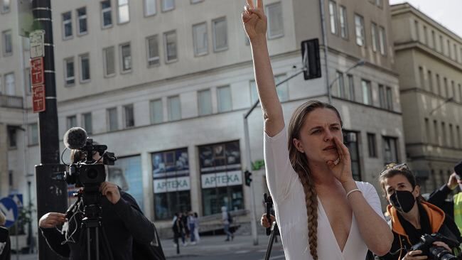 "Tajniacy zapytali, czy zetrę ten napis mordą, czy p..dą". Droga Jany Shostak do krzyku