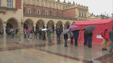 "Zaszczep się na majówkę". Kolejki przed mobilnymi punktami