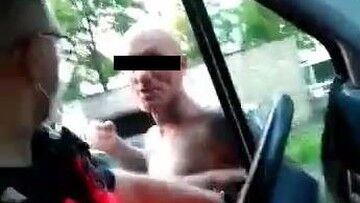 Pijany 43-latek zaatakował ratowników i policjantów, uszkodził karetkę
