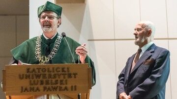 Lublin. 91-latek odebrał dyplom magistra. "Jestem szczęśliwy"