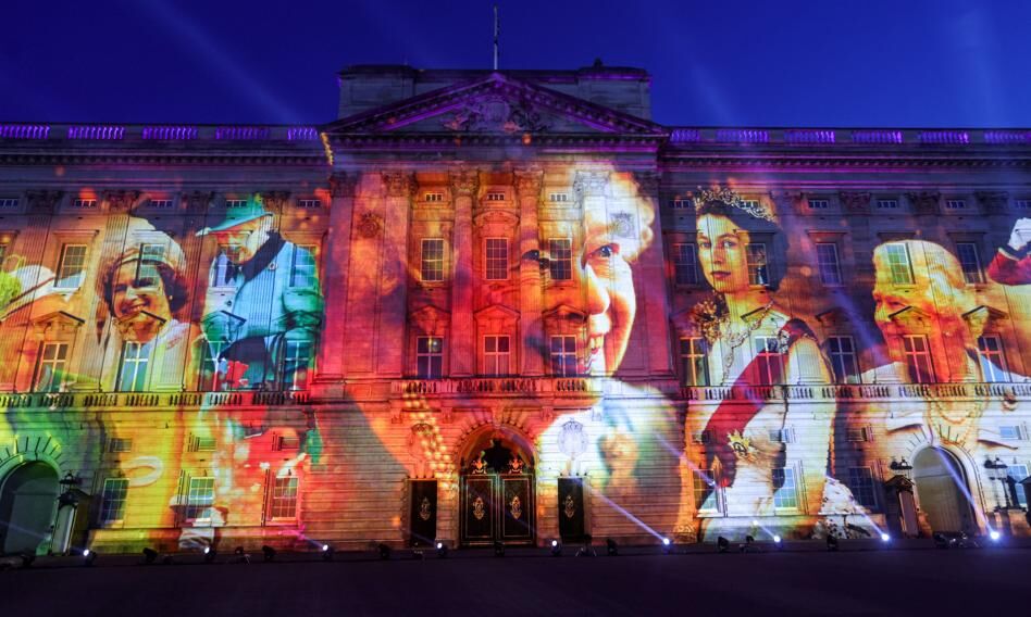 Platynowy jubileusz królowej Elżbiety II to koszt miliarda funtów? Brytyjczycy i tak wyjdą na plus