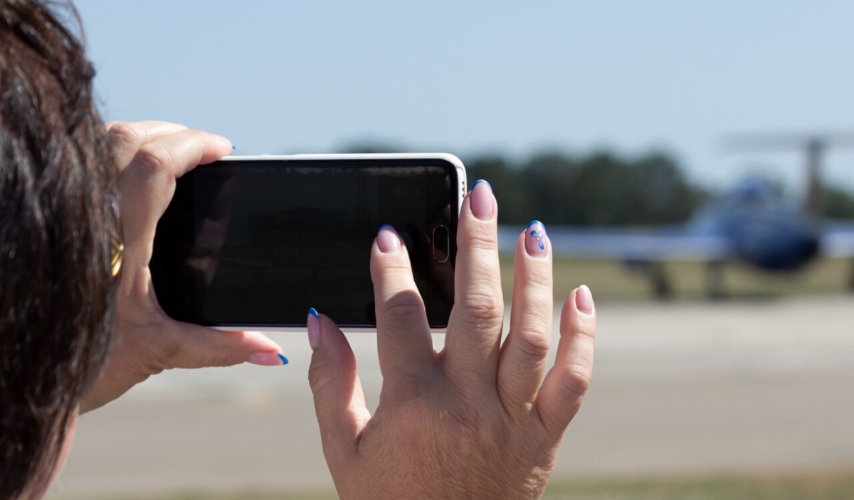 Wyciągnięcie smartfona na spacerze, może skończyć się więzieniem. W Polsce wchodzi nowe prawo