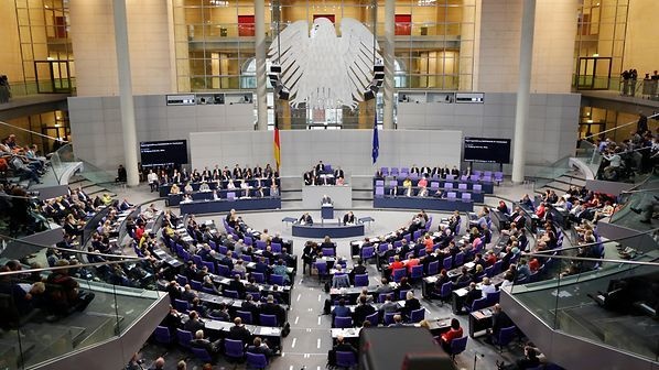 Niemcy: Bundestag ogranicza prawa uchodźców. Koniec łączenia rodzin - EURACTIV.pl