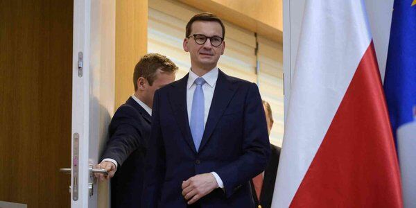 Sondaż: Niemal co drugi Polak uważa, że rząd może doprowadzić do polexitu