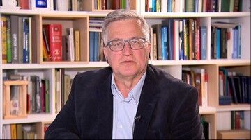 Bronisław Komorowski o przyjęciu migrantów: napoiłbym, nakarmił i zaproponował, żeby poszli dalej
