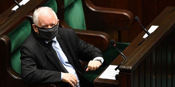 Sondaż. Rosną notowania partii rządzącej i Konfederacji