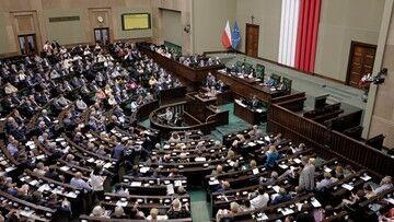 "Proszę założyć maseczkę albo wyjść". Posłanka klubu PiS opuściła salę obrad