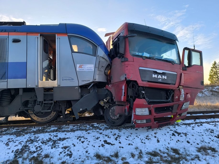 Zderzenie ciężarówki z pociągiem. Kierowcę wyrzuciło z pojazdu