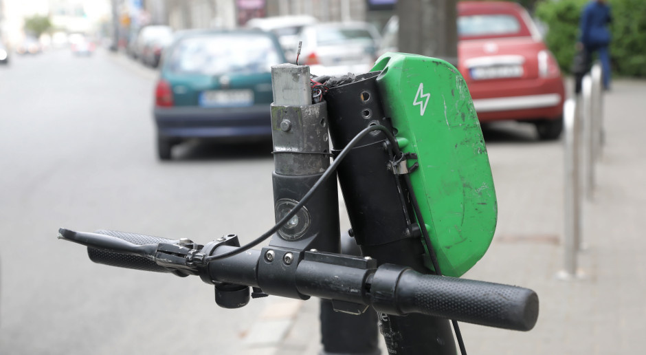 Hulajnogą 100 km/h. Oskalpowania głowy, twarzy, zmiażdżone kończyny. Skończy się tylko na kaskach?
