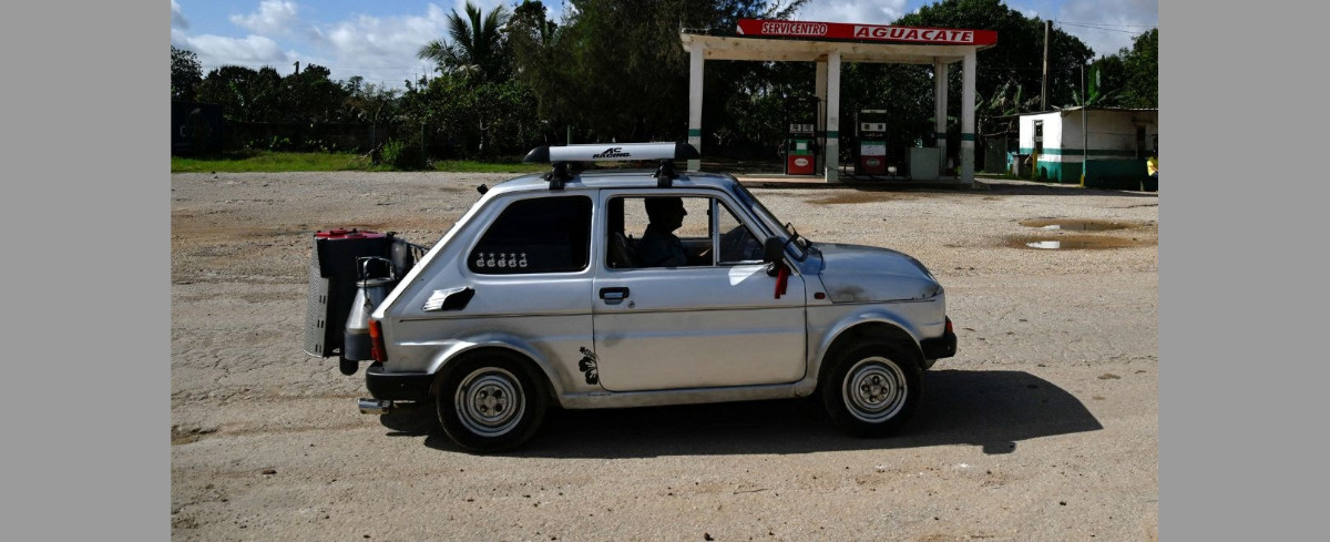 Przerobił malucha na węgiel drzewny. Nowy sposób na ceny paliw