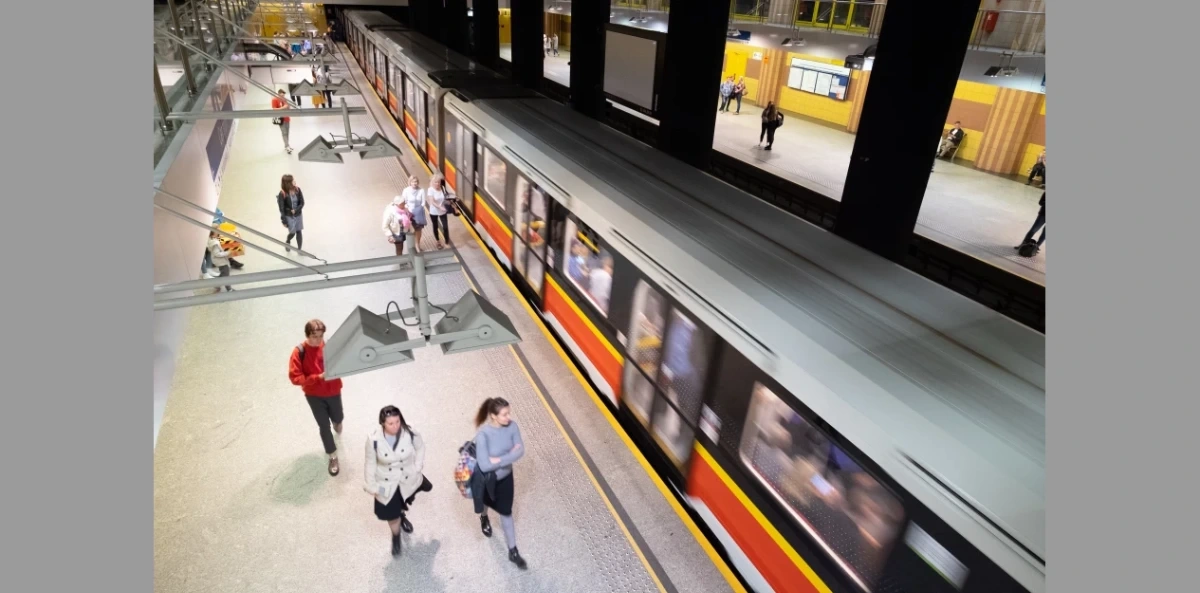 Z posadzki biją "źródła wody". Ogromne przecieki na stacjach metra w Warszawie