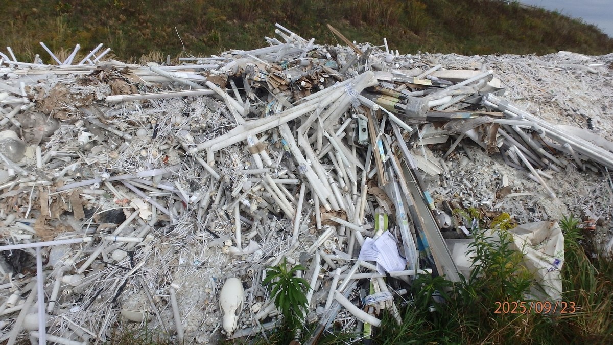 Tony niebezpiecznych świetlówek na polu. Sprawca poszukiwany