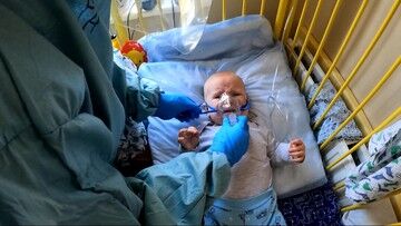 Myśleli, że to trzydniówka lub ząbkowanie. Antoś walczy z COVID-19. Choruje coraz więcej dzieci