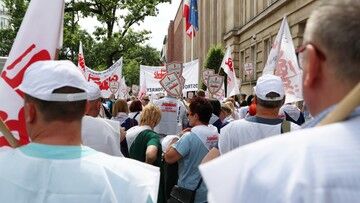 Nauczyciele z sekcji oświatowej NSZZ "Solidarność" domagali się realizacji porozumienia z rządem