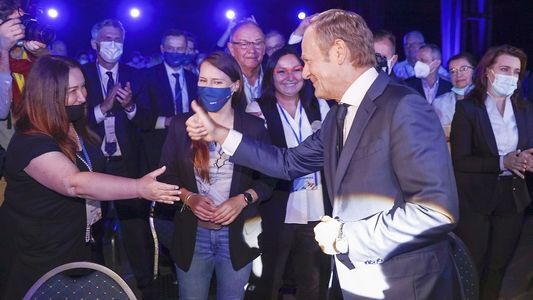Z Tuskiem Koalicja Obywatelska wyprzedziła partię Hołowni