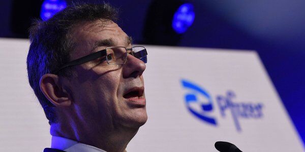 Dyrektor generalny Pfizera: To ostatnia fala epidemii z obostrzeniami