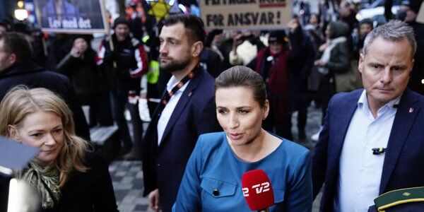 Dania wprowadza naukę zdalną, bary muszą zamykać się o północy