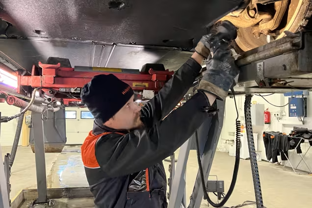 Samochody elektryczne wypadają gorzej w fińskich badaniach technicznych – nawet połowa Tesli ich nie przechodzi